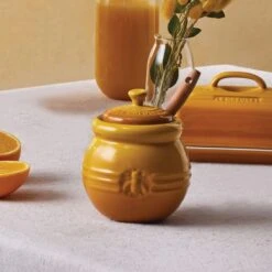 Le Creuset Honingpot Met Spatel Aardewerk Nectar -Home Keuken Winkel le creuset honingpot met spatel aardewerk nectar 1