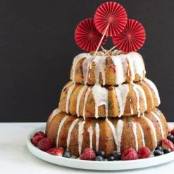 Nordic Ware Tiered Bundt Set Aluminium 3-delig 10 Nordic Ware Tiered Bundt Set Aluminium 3-delig -Home Keuken Winkel recipe shoot glazed bundt off center 30900.1617722753.1280.1280